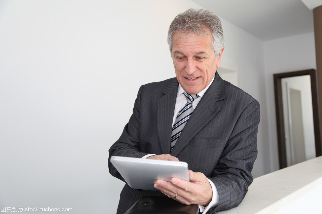 白領(lǐng),數(shù)碼,互聯(lián)網(wǎng),無(wú)線電技術(shù),便箋簿,勞動(dòng)者,數(shù)碼產(chǎn)品,使用,商務(wù),萬(wàn)維網(wǎng),商務(wù)人士,套裝,售貨員,工作者,大樓,咨詢,因特網(wǎng),平板電腦,執(zhí)行官,漆黑,技術(shù),推銷員,暗,汽車銷售員,深色,科技,站立,站著,老年人,老板,站,銷售員,網(wǎng)絡(luò),領(lǐng)導(dǎo),經(jīng)理,黑暗,正裝,職工,男人,讀書,閱讀,西裝